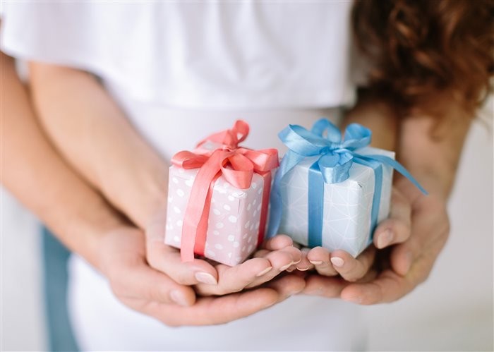 Ce cadouri se poate de oferit proaspeților părinți?