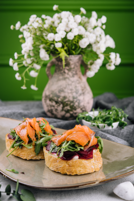 Bruschetta cu somon afumat, mousse de brânză de capră și sfeclă coaptă