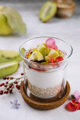 Granola cu iaurt cremos și fructe de sezon