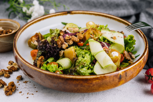 Salată cu ardei copt, mousse de brânză de capră și unt de pătrunjel