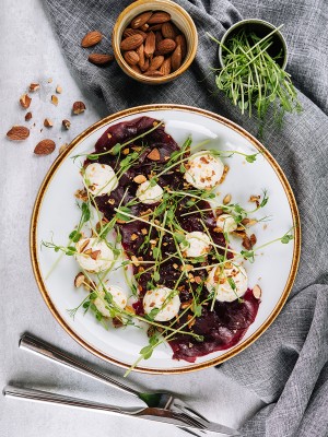 Carpaccio de sfeclă cu ruccola şi cremă de mascarpone