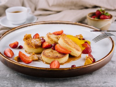 Papanași cu caramel sărat și fructe de sezon
