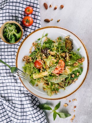 Salată cu bulgur și legume coapte