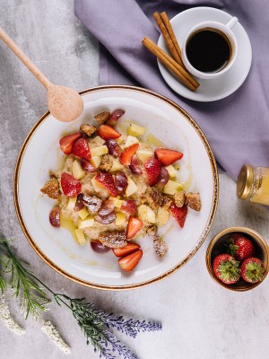 Terci de ovăz cu fructe de sezon și biscuiți de ovăz