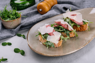 Bruschetta cu roast beef